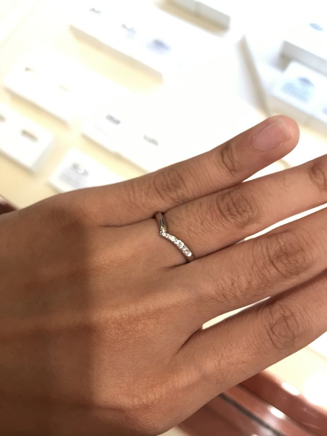 婚約指輪との重ね付けも綺麗に見えました。