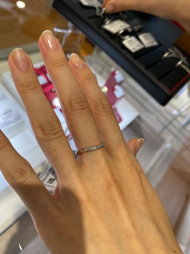 指輪が大きすぎるので中指で試しています