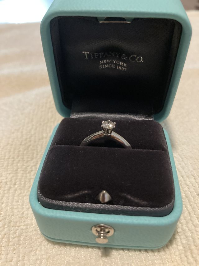 シンプルな台座有りのダイアモンド付きリングです。