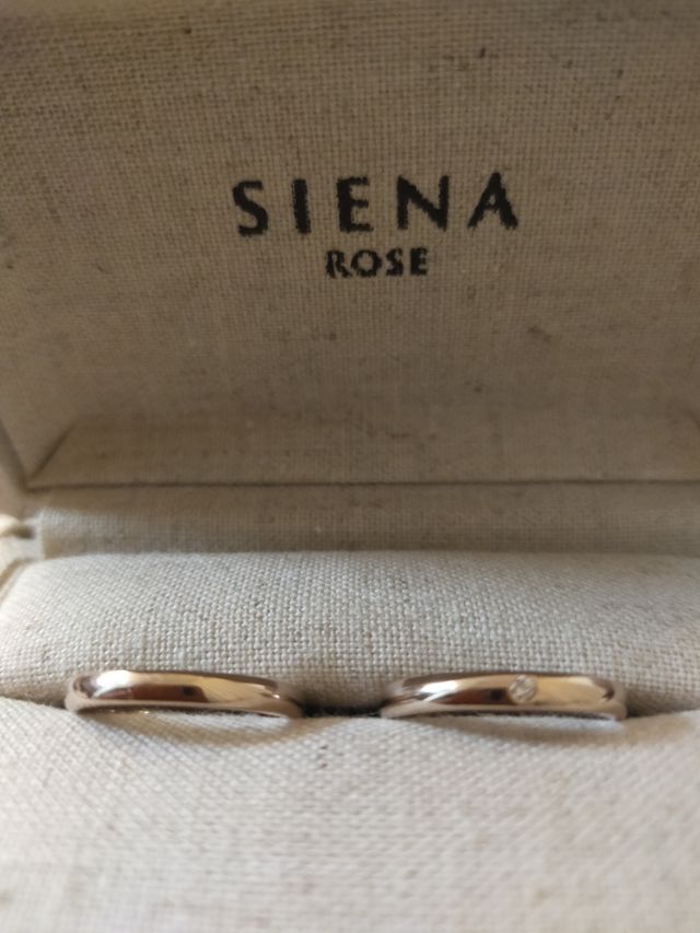 光に当たるとシルバー屋内にいるとゴールドに見えるロゼチナ指輪