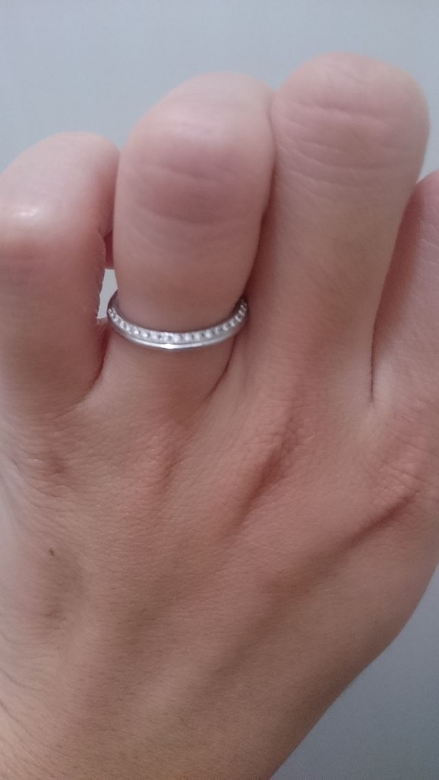 よく見ると、上部にだけダイヤが並んでます。