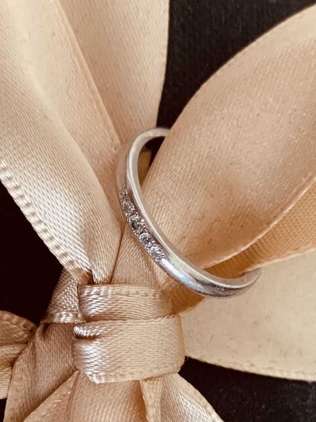 華奢なデザインでダイヤモンドがシンメトリーに5個並んでいます