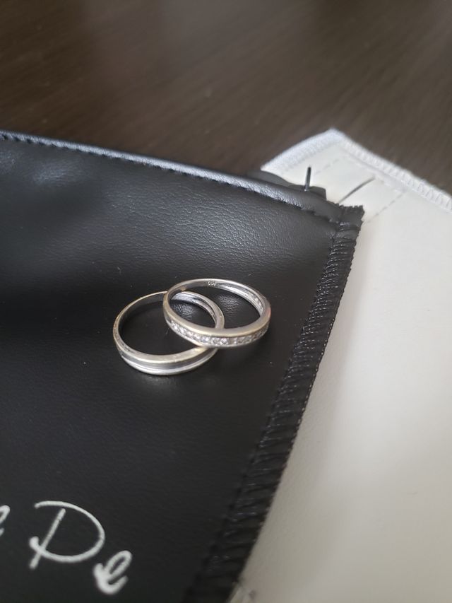 結婚指輪です
ホワイトゴールドに
女性用は石が付いてます