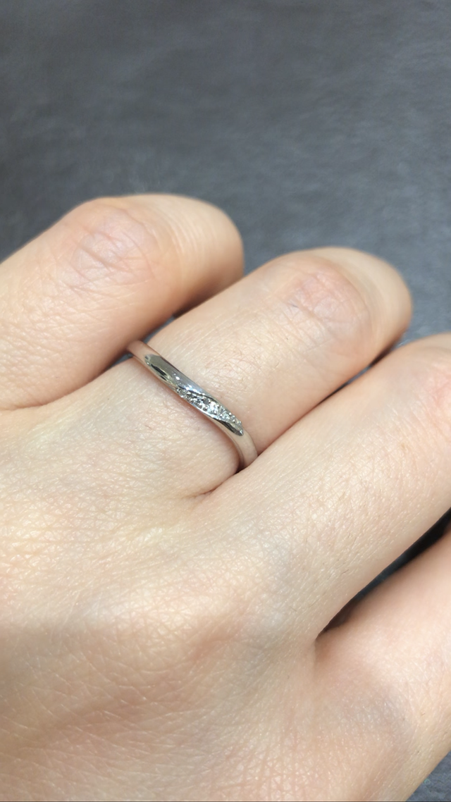 流れるようなウェーブのデザインがとても美しいです。