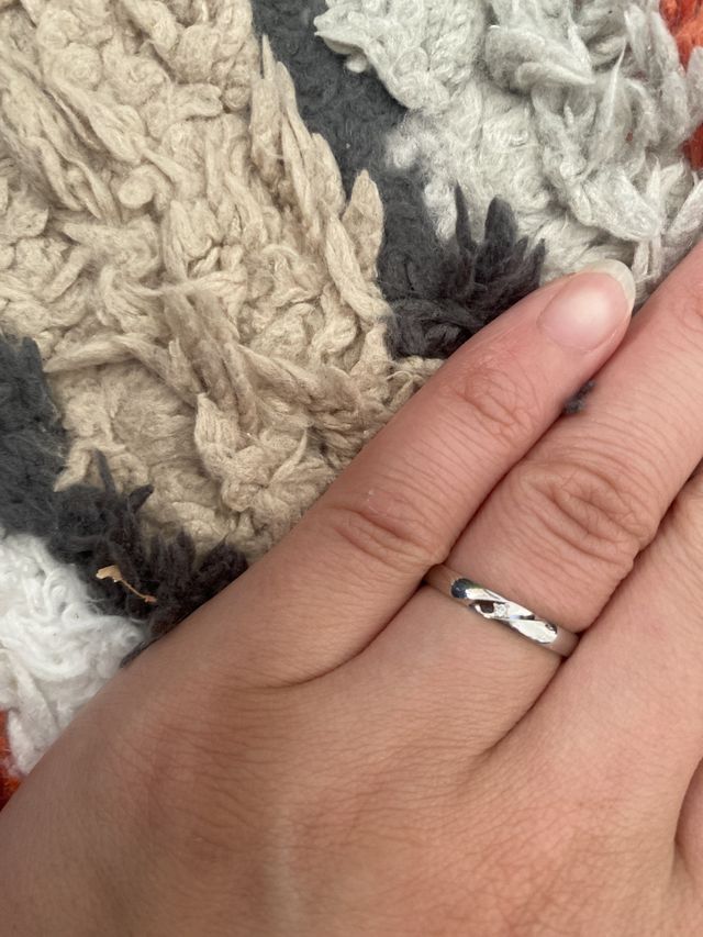 真ん中にダイヤが入っています
内側にお互いのイニシャル挙式日