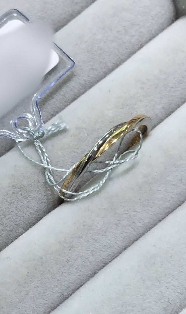 プラチナとイエローゴールドのコンビカラー。ねじり型。