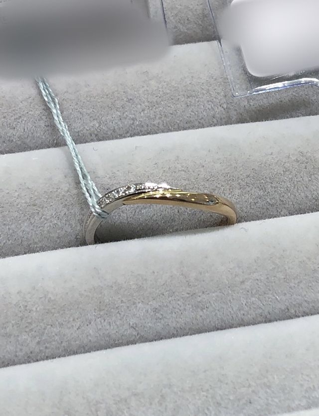 プラチナとブラウンゴールドのコンビカラー。ウェーブ型。