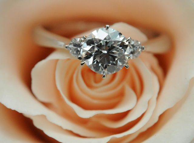 結婚式の日にプロのカメラマンに撮ってもらいました。