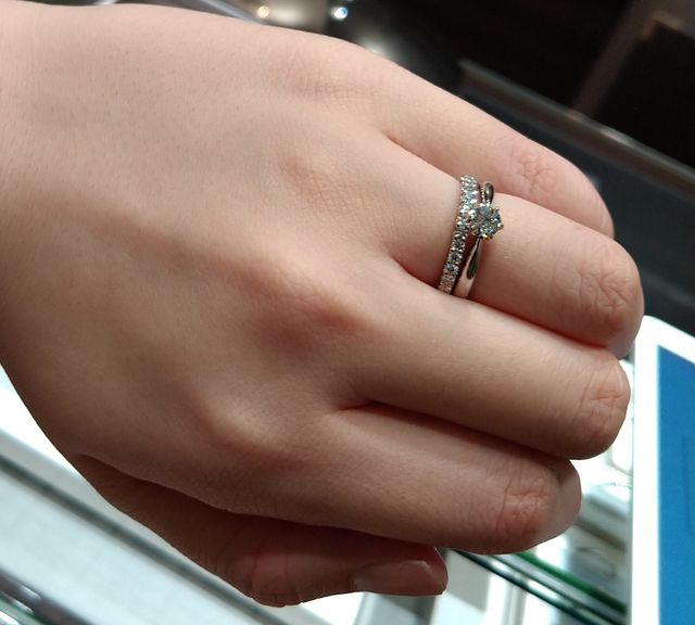 結婚指輪に合う婚約指輪を選びました