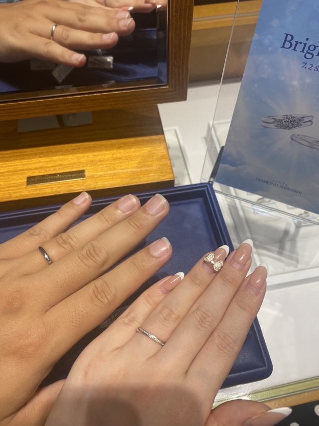 右側：2.7ミリ幅でダイアモンドがついてます
左側：3ミリ幅