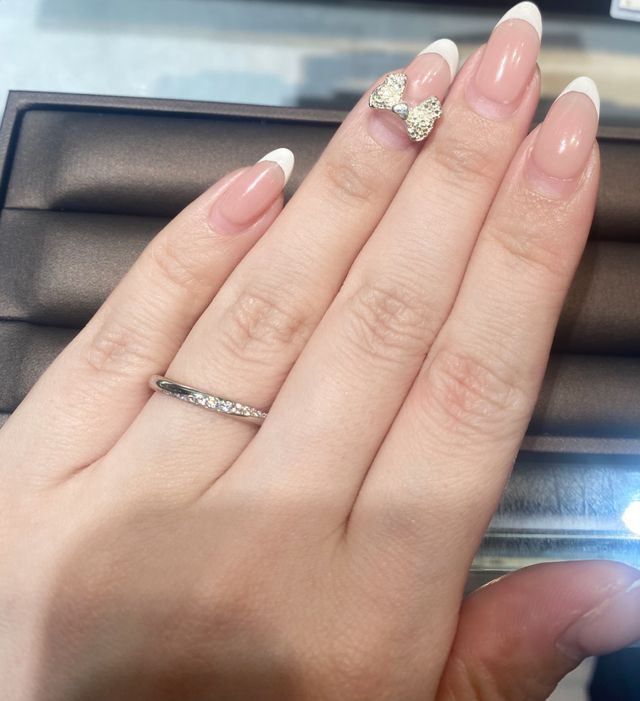 ダイアモンドが流れるようについているデザインです