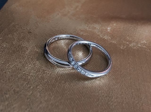 男性はダイヤなし、女性はハーフエタニティ風の流線デザイン