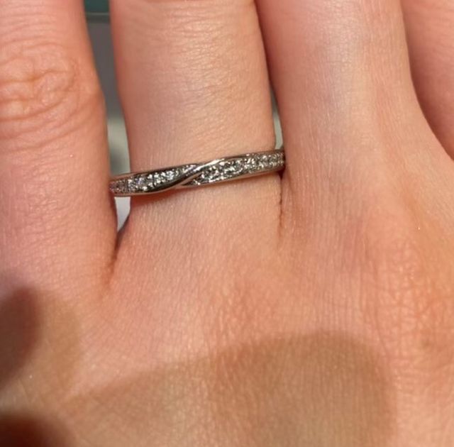 珍しいツイストの入ったデザイン