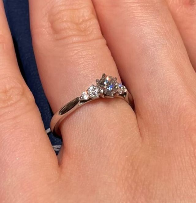 大き目のダイヤモンドが真ん中に