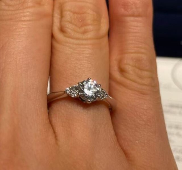 中央のダイヤモンドがとても大きく目立っていました