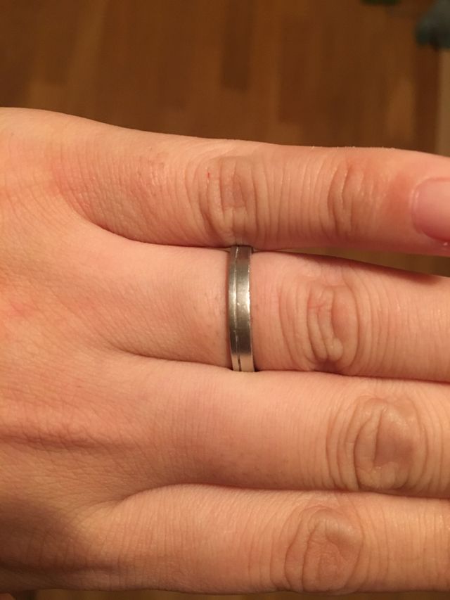 一本のラインを入れたシンプルなデザイン