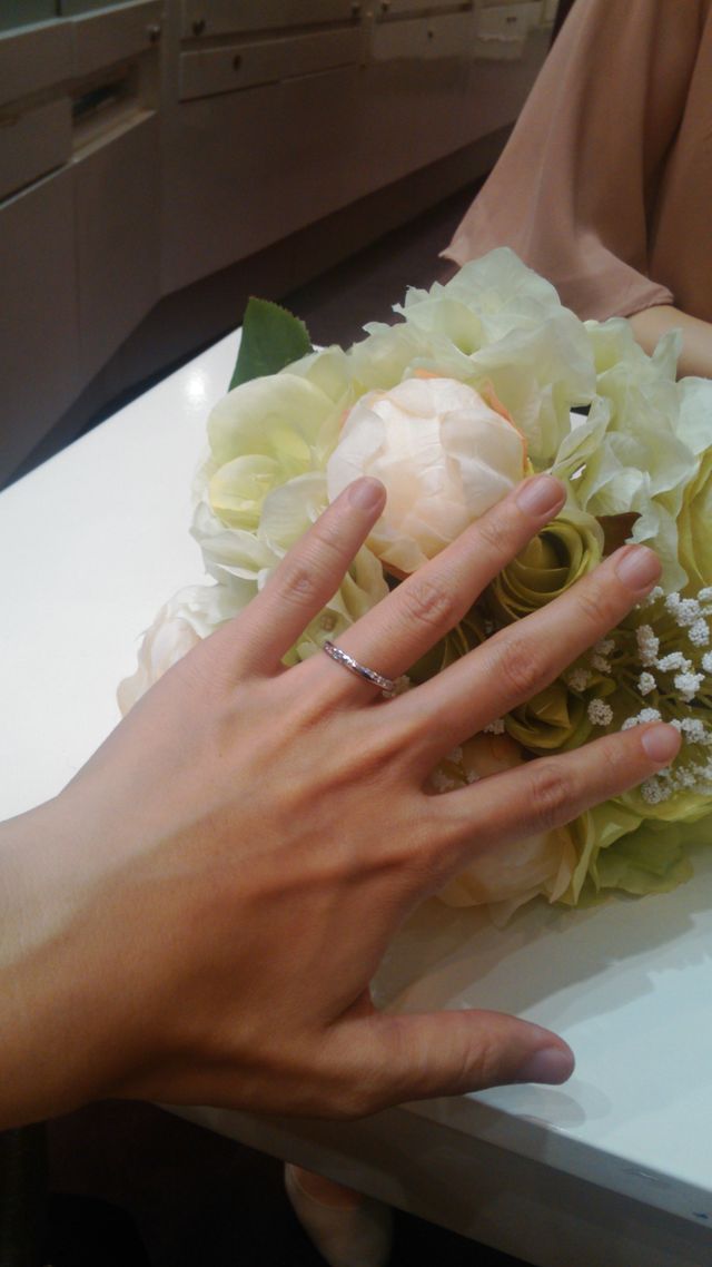 両サイドにダイヤモンドが入っているところが気に入りました。