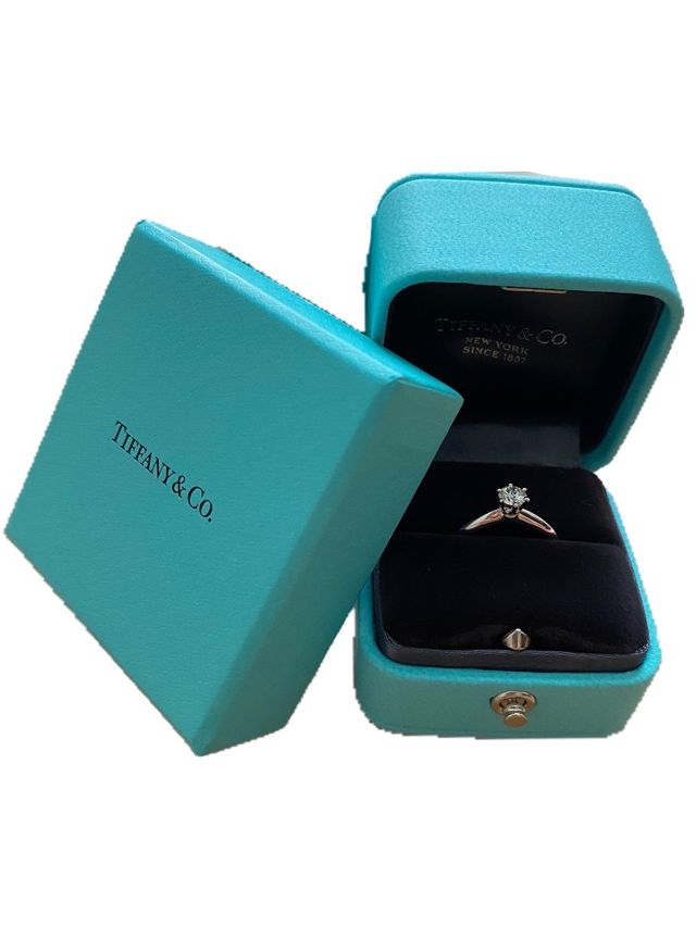 ティファニーブルーのBOX内で、ダイヤモンドが輝きを放ちます