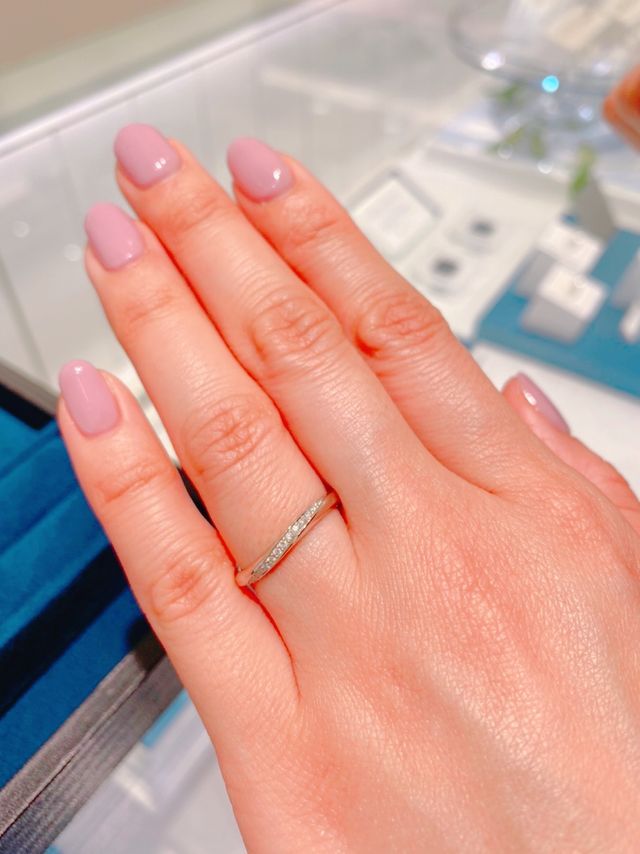リングがウェーブしているので、指先が長くきれいに見えます。