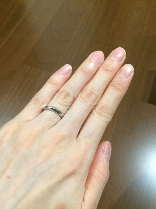 内側にブルーダイヤとイニシャルが入っています