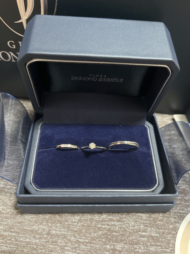 選んだ結婚指輪と婚約指輪です