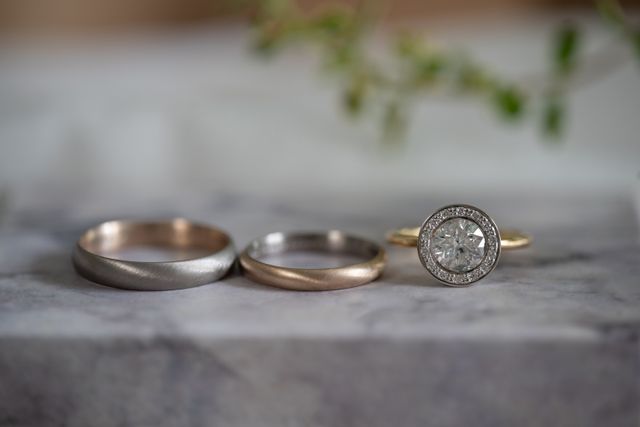 婚約指輪は祖母のものをリメイクしていただきました。