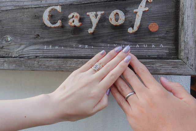 指輪の受け取り時に撮っていただいた写真になります。