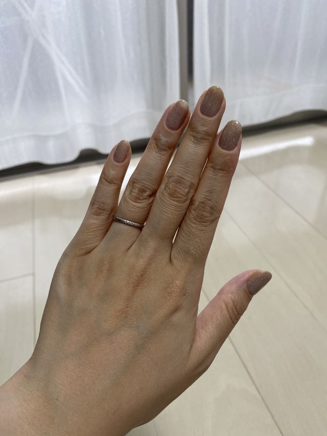 石は3粒のみで控えめなデザインなので主張しすぎず良いです。