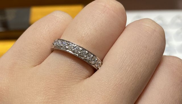 太めで縁がついていて強度があり凹凸が少ないエタニティリング