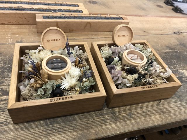 結婚指輪(左 Pt900)と婚約指輪(右 K18PG)