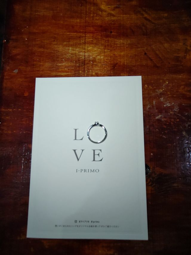 横から見たダイヤモンドの輝きが決め手の一つです。