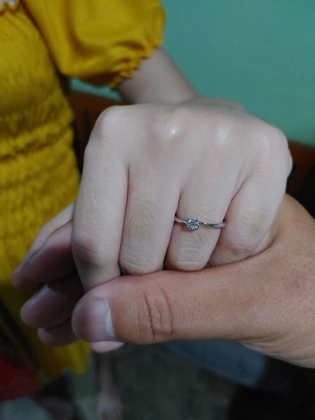 細く長い指なのでリングは動きのあるウェーブにしました。