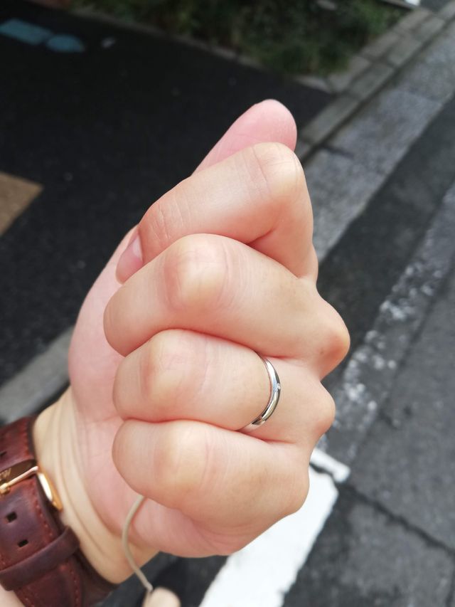 曲線になっていて小さなダイヤが入ってます。