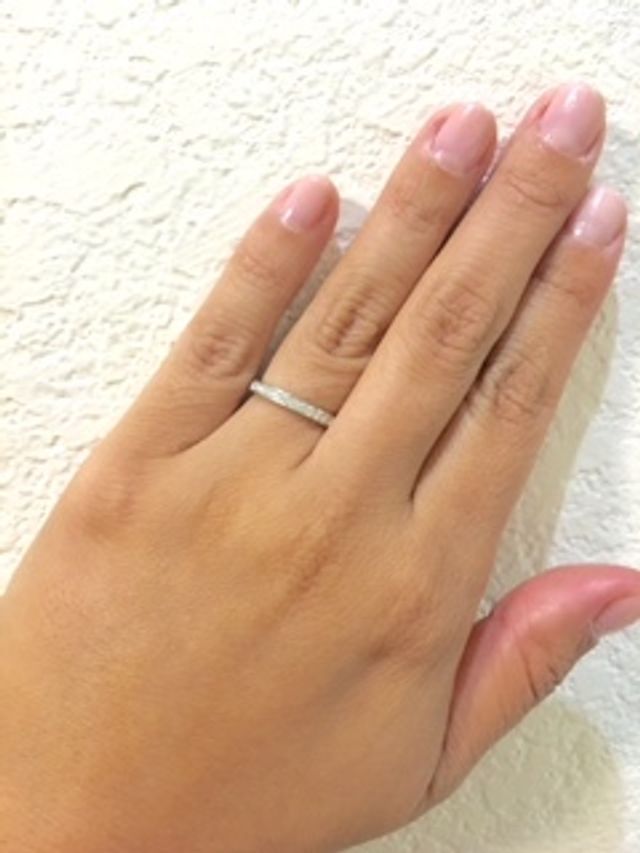 ハーフeternityで指輪をはめると中央がダイヤでキラキラ