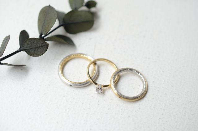 3つのリング全てが、プラチナと金の両方を使用しました。