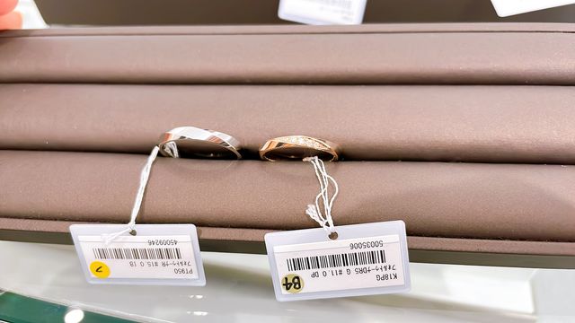 ねじりのあるデザインでピンクゴールドの色味でした。