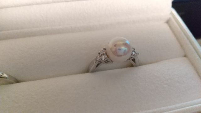 自宅で夜に撮った写真
太陽光でダイヤは虹色になります