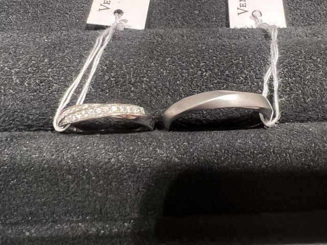 リング自体の形はストレートだが、ダイヤのラインがクロス。