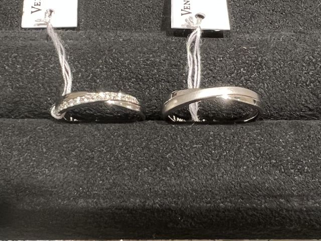 ダイヤと地金のラインがクロスしたデザイン。