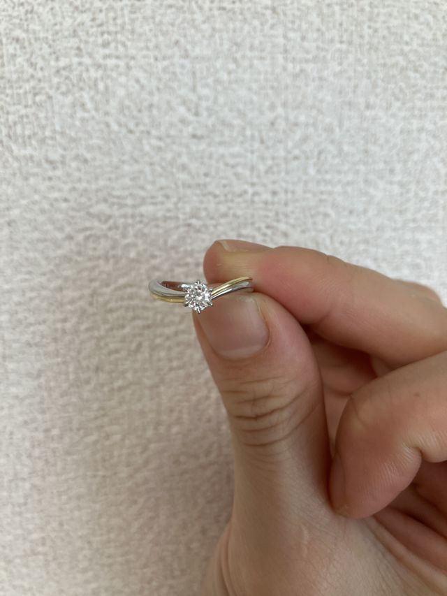 指長見せのＶラインでゴールドとシルバーの2色仕様