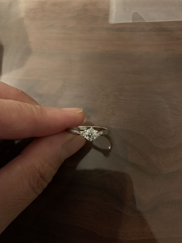 ダイヤは0.35ctですが輝きが強く実際より大きくみえます。
