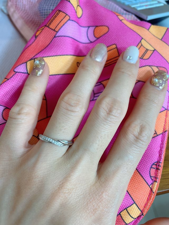 ダイヤモンドが左斜め上のラインは珍しいデザインだそうです。