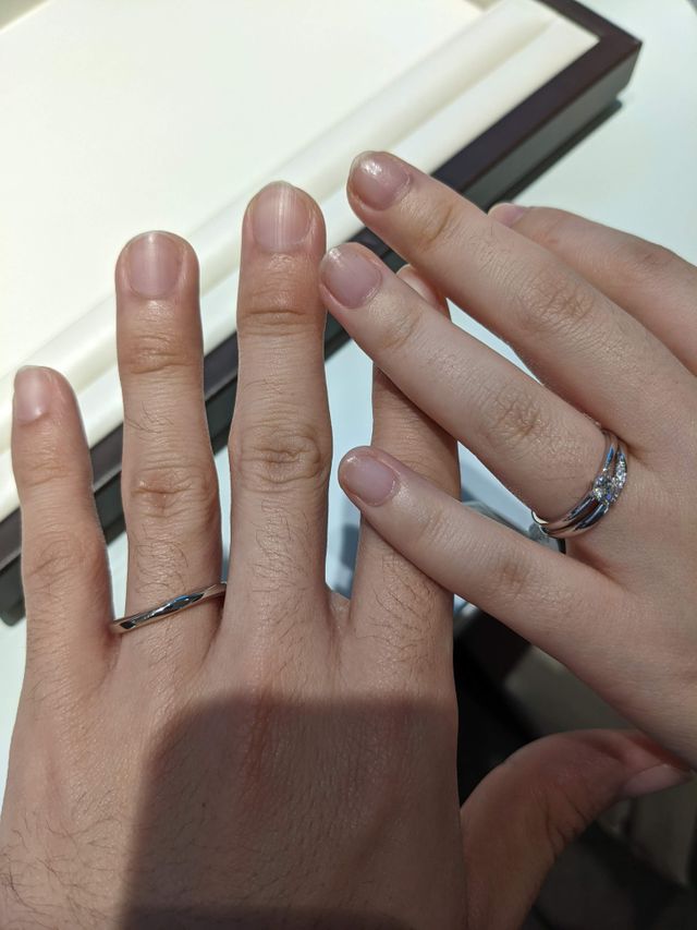 指輪を試着している写真です