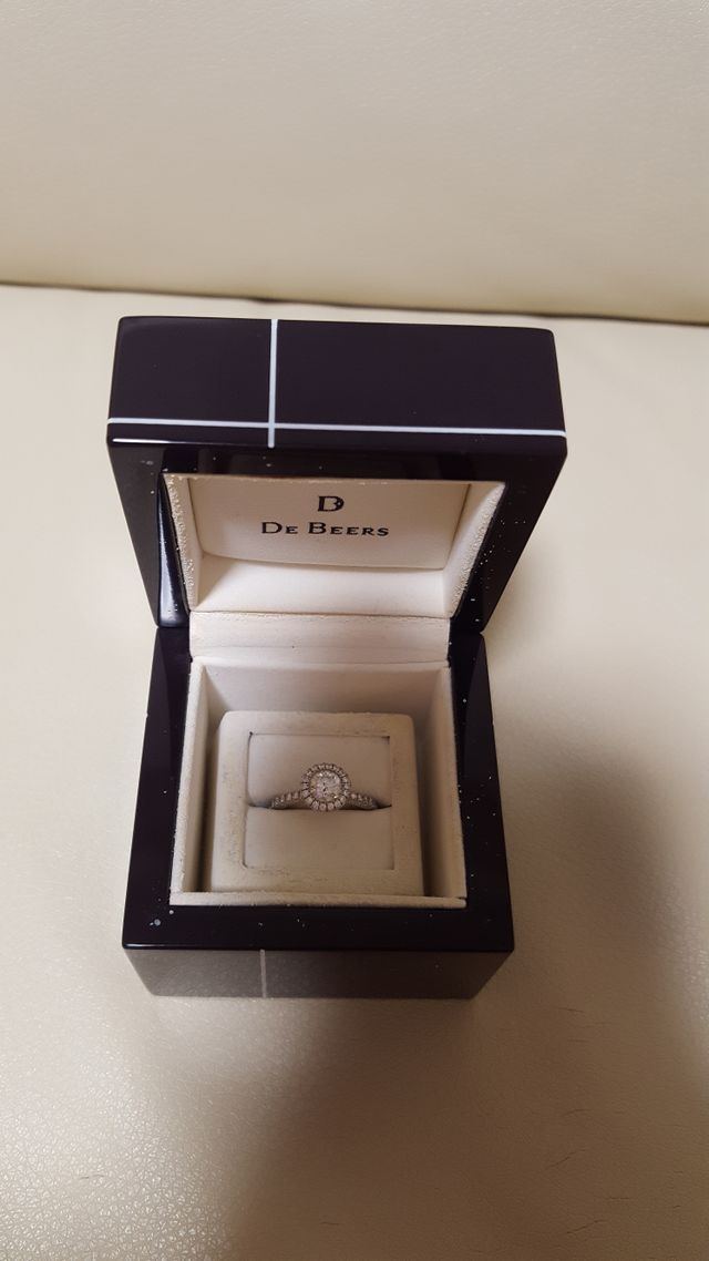 1カラット弱のダイヤの周りを小さなダイヤが囲んでいます。