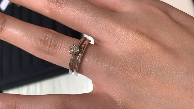 斜めラインが可愛い結婚指輪