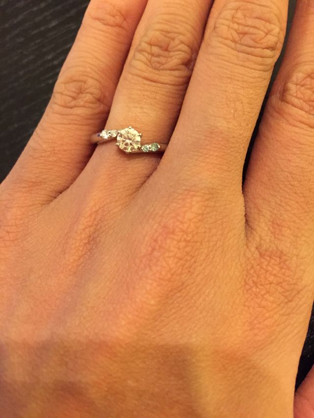 一部メレはブルーサファイアです