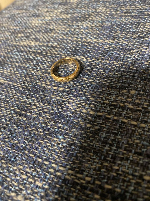 半周のみ彫りのデザインがあります。ゴールド系で作りました。