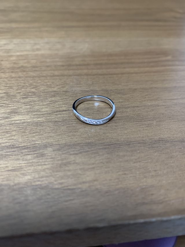 毎日付けるのでダイヤの多過ぎないタイプの物を選びました。