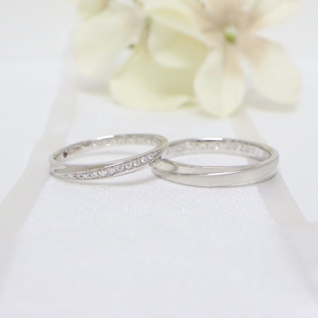 お店のスタッフさんが撮影してくださった結婚指輪です。