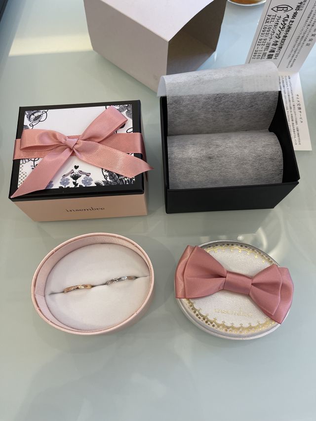 箱の中に指輪が入っている写真です